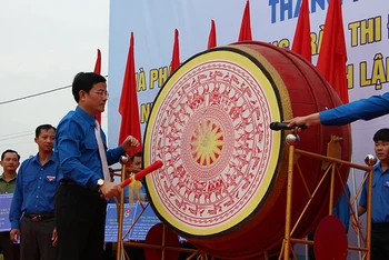 Đồng chí Trần Văn Huyến đánh trống phát động Tháng Thanh niên năm 2023 tại buổi lễ.