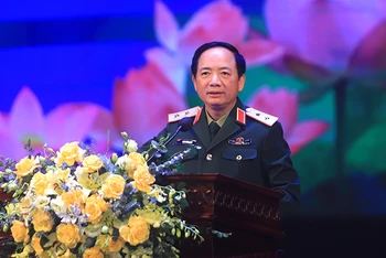 Trung tướng Trịnh Văn Quyết, Phó Chủ nhiệm Tổng cục Chính trị phát biểu tại hội nghị. 