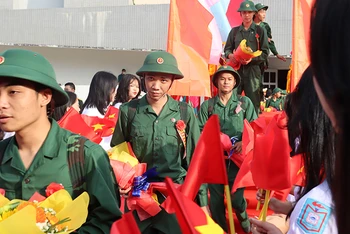 Thanh niên Quảng Ngãi hăng hái lên đường nhập ngũ năm 2023. (Ảnh: minh họa)