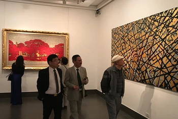 Công chúng thưởng lãm các tác phẩm hội họa đặc sắc tại Triển lãm mỹ thuật “Hào khí Thăng Long”.