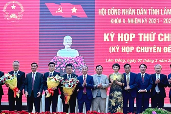 Đồng chí Nguyễn Khắc Bình (thứ 4, bên trái) và đồng chí Nguyễn Ngọc Phúc (thứ 5, bên trái), được bầu giữ các chức vụ chủ chốt của HĐND và UBND tỉnh Lâm Đồng khóa X. 