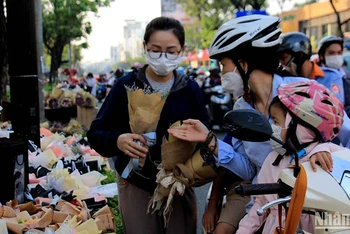 Vào những dịp Ngày Quốc tế Phụ nữ 8/3, trên đường Nguyễn Văn Cừ (quận 5, Thành phố Hồ Chí Minh), diễn ra sôi nổi các dịch vụ hoa tươi bán cho khách hàng.