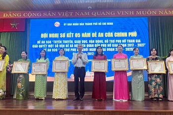 Lãnh đạo Thành phố Hồ Chí Minh tặng bằng khen cho các cá nhân, tập thể có thành tích xuất sắc khi thực hiện 2 đề án.
