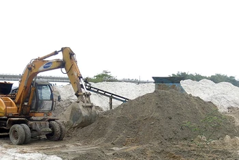 Nhiều đơn vị được cấp phép khai thác cát, sỏi trên sông thu Bồn.