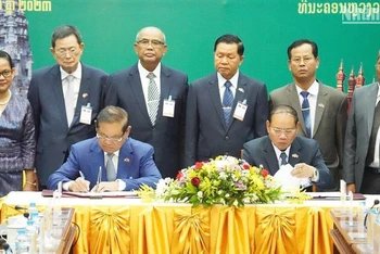 Bộ trưởng Công an Lào và và Bộ trưởng Nội vụ Campuchia ký kết hợp tác năm 2023. (Ảnh: Trịnh Dũng)