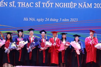 Lãnh đạo Trường đại học Sư phạm Hà Nội trao bằng cho các tân tiến sĩ.