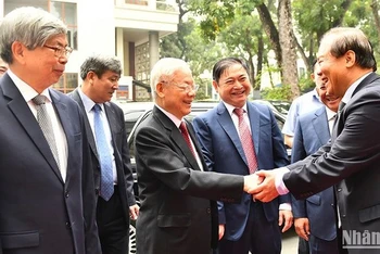 Tổng Bí thư Nguyễn Phú Trọng đến dự Lễ kỷ niệm 60 năm Chủ tịch Hồ Chí Minh gặp mặt đội ngũ trí thức và 40 năm Ngày thành lập Liên hiệp Các hội Khoa học và Kỹ thuật Việt Nam. (Ảnh: ĐĂNG KHOA)