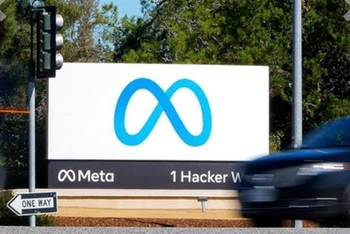 Biểu tượng của Meta tại trụ sở công ty ở Menlo Park, California (Mỹ). (Ảnh: AP/TTXVN)