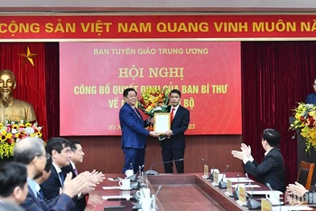 Đồng chí Nguyễn Trọng Nghĩa trao Quyết định và chúc mừng đồng chí Vũ Thanh Mai. (Ảnh: ĐĂNG KHOA)