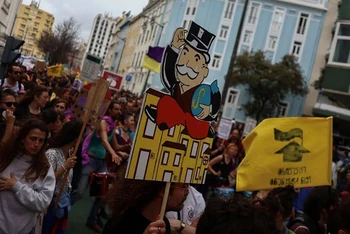 Người biểu tình phản đối tình trạng giá nhà tăng cao tại Lisbon, Bồ Đào Nha. (Ảnh: Reuters)