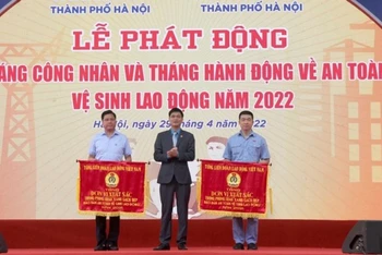 Phó Chủ tịch Tổng Liên đoàn Lao động Việt Nam Ngọc Duy Hiểu trao Cờ thi đua tặng các tập thể có thành tích xuất sắc trong công tác an toàn, vệ sinh lao động tại lễ phát động Tháng Công nhân 2022 do Liên đoàn lao động thành phố Hà Nội tổ chức.