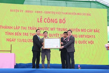 Lãnh đạo tỉnh Bến Tre trao quyết định thành lập thị trấn Phước Mỹ Trung (huyện Mỏ Cày Bắc).