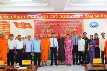 Lãnh đạo tỉnh Kiên Giang cùng cán bộ lãnh đạo, hưu trí, các chức sắc, người có uy tín là đồng bào Khmer dự họp mặt Chôl Chnăm Thmây năm 2023.