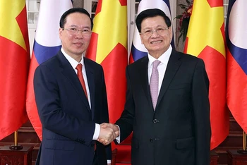 Chủ tịch nước Võ Văn Thưởng và Tổng Bí thư, Chủ tịch nước Lào Thongloun Sisoulith tại lễ đón. (Ảnh: Thống Nhất/TTXVN)