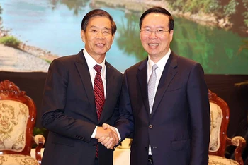 Chủ tịch nước Võ Văn Thưởng tiếp Chủ tịch Ủy ban Trung ương Mặt trận Lào xây dựng đất nước Sinlavong Khoutphaythoune. (Ảnh: Thống Nhất/TTXVN)