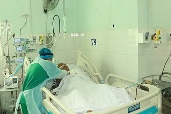 Bệnh nhân mắc các bệnh lý tim mạch, đồng thời dương tính với virus SARS-CoV-2 đã tử vong sau gần một tuần điều trị tích cực.