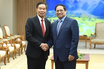 Thủ tướng Phạm Minh Chính đón đồng chí Sinlavong Khoutphaythoune, Chủ tịch Ủy ban Trung ương Mặt trận Lào xây dựng đất nước.