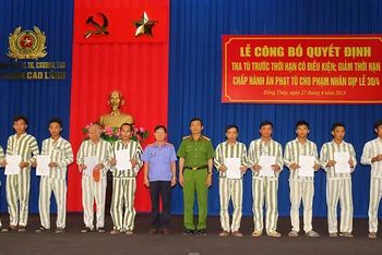 Đại diện lãnh đạo Viện Kiểm sát nhân dân tỉnh Đồng Tháp và Trại giam Cao Lãnh trao quyết định tha tù cho các phạm nhân.