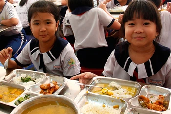 Bữa ăn trưa của học sinh Trường tiểu học Phan Đình Phùng (Thành phố Hồ Chí Minh) theo mô hình dự án Bữa ăn học đường. 