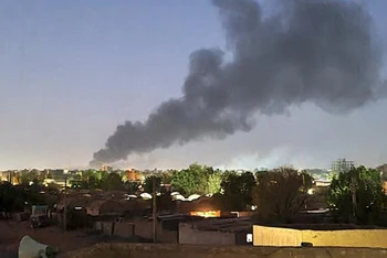 Khói bốc lên sau các cuộc giao tranh giữa quân đội Sudan và lực lượng bán quân sự RSF ở Khartoum (Sudan, ngày 6/5/2023. (Ảnh: AFP/TTXVN)