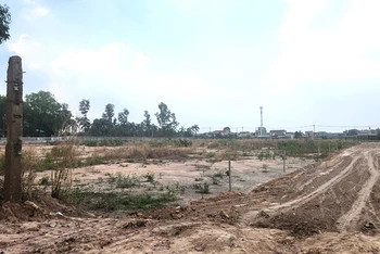 Một số người dân san ủi đất để làm đường đi trên phần đất đã được bàn giao cho Khu công nghiệp Hố Nai.