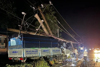 Vụ tai nạn khiến hai trụ điện bị gãy.