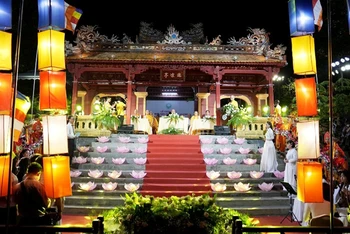 Ban Trị sự Giáo hội Phật giáo Việt Nam tỉnh Thừa Thiên Huế long trọng tổ chức lễ thắp sáng 7 hoa sen trên sông Hương.