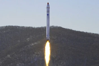 Hình ảnh do Hãng thông tấn Triều Tiên (KCNA) đăng phát ngày 19/12/2022 về vụ phóng thử tên lửa mang vệ tinh thực nghiệm tại bãi phóng vệ tinh Sohae ở Tongchang-ri. (Ảnh: AFP/TTXVN)