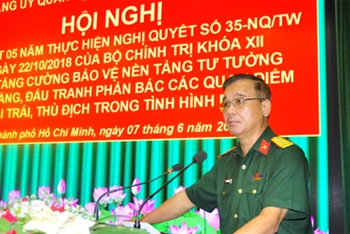 Đại tá Nguyễn Tuấn Bảo, Phó Chính ủy Bộ Tư lệnh Thành phố Hồ chí Minh phát biểu chỉ đạo tại hội nghị.