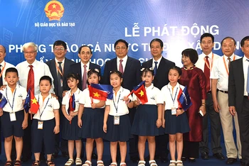Thủ tướng Phạm Minh Chính chụp ảnh lưu niệm với lãnh đạo và các em học sinh liên cấp của Trường đại học Phenikaa. 