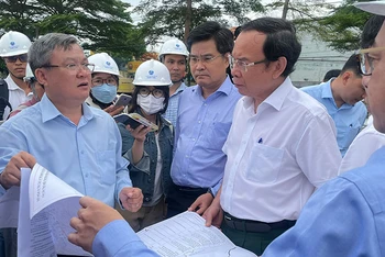 Đồng chí Nguyễn Văn Nên kiểm tra công trình thi công, yêu cầu việc thi công và di dời hạ tầng phải hạn chế ảnh hưởng đến cuộc sống người dân.