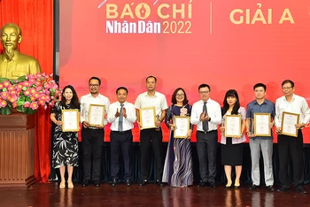 Tổng Biên tập Lê Quốc Minh và Phó Tổng Biên tập Đinh Như Hoan trao giải A cho các tác giả, đại diện nhóm tác giả đạt Giải Báo chí Nhân Dân năm 2022.