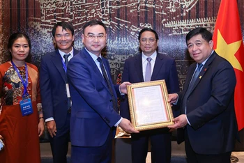 Thủ tướng Phạm Minh Chính chứng kiến trao Giấy chứng nhận đăng ký đầu tư cho Tập đoàn Khoa học kỹ thuật năng lượng mới Runergy đầu tư tại tỉnh Nghệ An. (Ảnh: NHẬT BẮC)