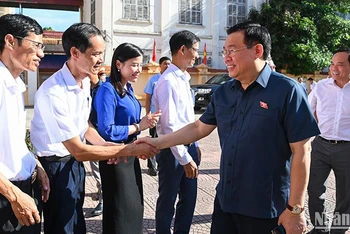 Chủ tịch Quốc hội Vương Đình Huệ với các đại biểu dự hội nghị tiếp xúc cử tri tại huyện Vĩnh Bảo, thành phố Hải Phòng.