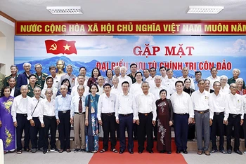 Chủ tịch nước Võ Văn Thưởng và các đại biểu chụp ảnh chung với các cựu tù chính trị Côn Đảo. (Ảnh: Thống Nhất/TTXVN)