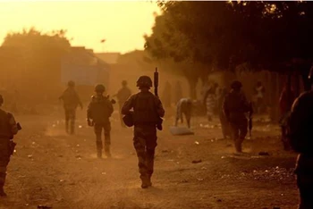 Binh sĩ Pháp tham gia chiến dịch Barkhane tuần tra trên đường phố tại Gao (Mali), ngày 4/12/2021. (Ảnh: AFP/TTXVN)