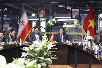Chủ tịch Quốc hội Vương Đình Huệ và Phó Tổng thống thứ nhất Iran Mohammad Mokhber tại buổi làm việc với Trung tâm Công nghệ và Đổi mới sáng tạo Iran. (Ảnh: Doãn Tấn/TTXVN)