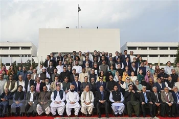 Thủ tướng Pakistan Shahbaz Sharif (thứ 7, phải, hàng đầu) chụp ảnh chung với các nghị sĩ Quốc hội tại Islamabad, ngày 9/8/2023. (Ảnh: AFP/TTXVN)