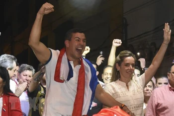 Ông Santiago Pena (trái) cùng phu nhân, Leticia Ocampos de Pea, mừng chiến thắng trong cuộc bầu cử Tổng thống Paraguay, tại Asuncion ngày 30/4/2023. (Ảnh: AFP/ TTXVN)