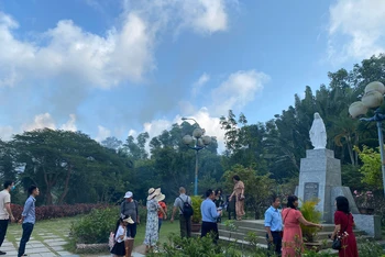Du khách viếng thăm mộ nhà thơ Hàn Mặc Tử trên đồi Thi Nhân, phường Ghềnh Ráng, thành phố Quy Nhơn, tỉnh Bình Định.