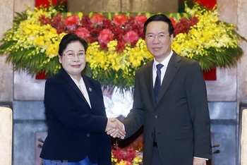 Chủ tịch nước Võ Văn Thưởng tiếp bà Viengthong Siphandon, Bí thư Trung ương Đảng, Chánh án Tòa án Nhân dân Tối cao Lào. (Ảnh: Thống Nhất/TTXVN)