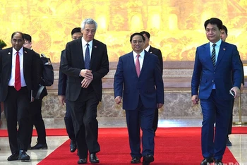 Thủ tướng Phạm Minh Chính và Thủ tướng Singapore Lý Hiển Long đến dự Lễ ký kết văn kiện hợp tác.