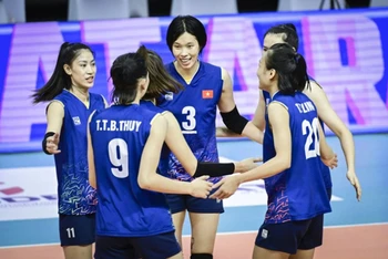 Đội tuyển Bóng chuyền Nữ Việt Nam giành quyền vào Bán kết Giải Vô địch châu Á sau khi thắng Australia 3-0. (Nguồn: VTV)