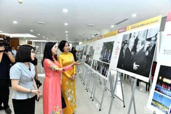 Các đại biểu tham quan trưng bày các tác phẩm đoạt giải tại cuộc thi.