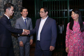 Thủ tướng Phạm Minh Chính thăm hỏi cán bộ, nhân viên Đại sứ quán Việt Nam tại Brazil.