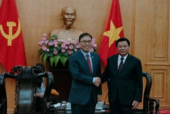 Đồng chí Nguyễn Xuân Thắng trong buổi tiếp Đại sứ Hàn Quốc tại Việt Nam, ông Choi Young Sam. 