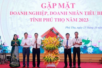 Bí thư Tỉnh ủy Phú Thọ Bùi Minh Châu tặng hoa chúc mừng đội ngũ doanh nghiệp, doanh nhân trên địa bàn tỉnh.