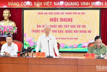 Tổng Bí thư Nguyễn Phú Trọng cùng các đại biểu Quốc hội Đơn vị bầu cử số 1, thành phố Hà Nội tham dự buổi tiếp xúc cử tri.