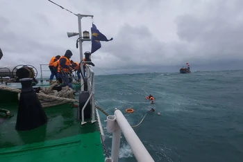 Cứu nạn kịp thời 14 thuyền viên bị chìm tàu trong thời tiết đặc biệt xấu
