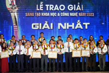Lãnh đạo tỉnh Nghệ An trao thưởng Sáng tạo Khoa học và Công nghệ cho nhóm tác giả, tác giả có công trình đoạt giải Nhất.